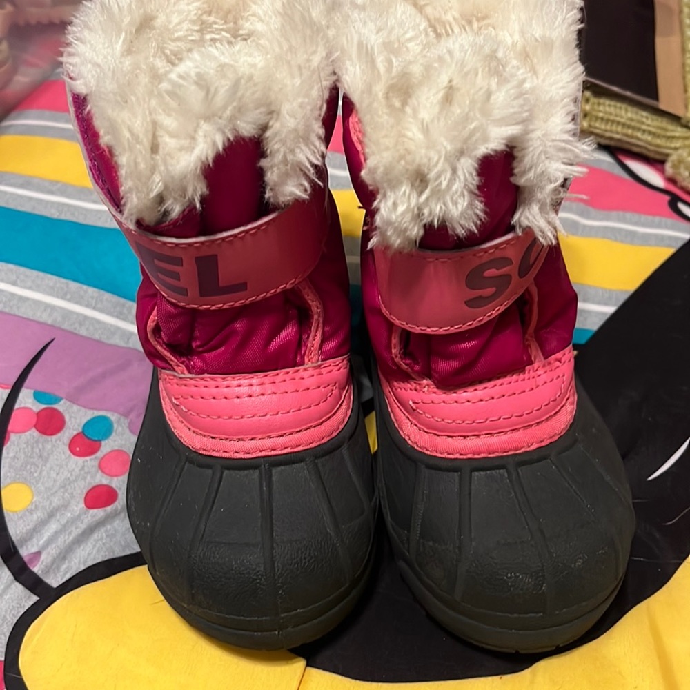 Sorel size 7T snow boots! Great for kids with wide feet too!